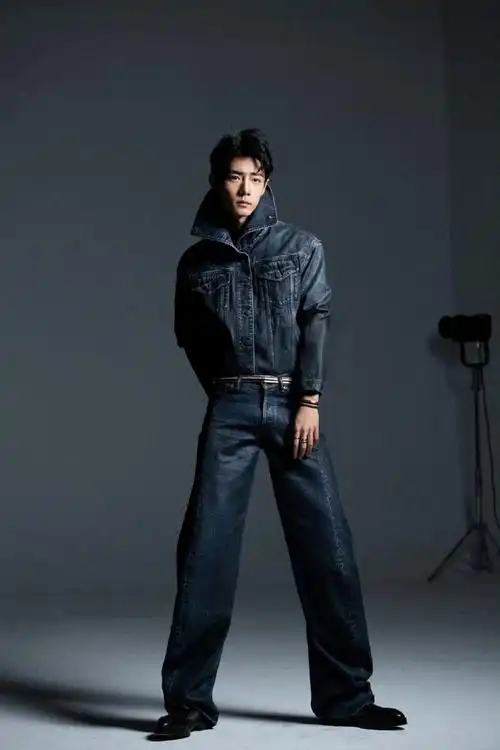 肖战elle金九花絮#他是怎么能做到这么硬挺的牛仔衣塞进裤子里腰还