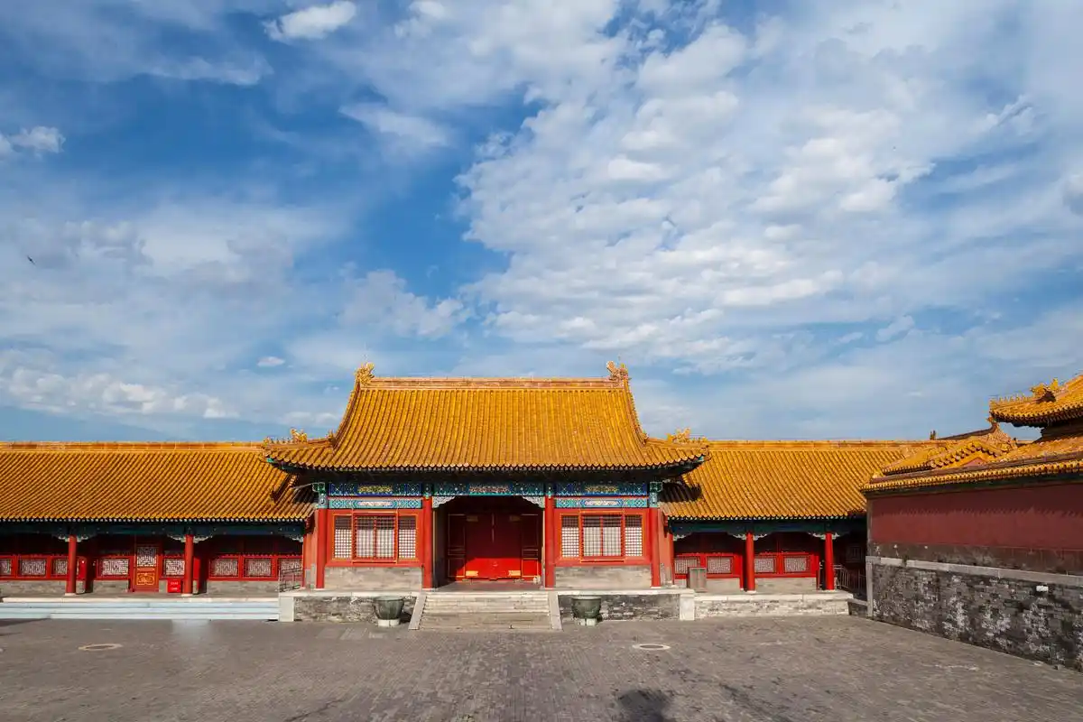 旅游景点故宫,也被称为紫禁城,是位于中国北京市中心的一座壮丽的古代