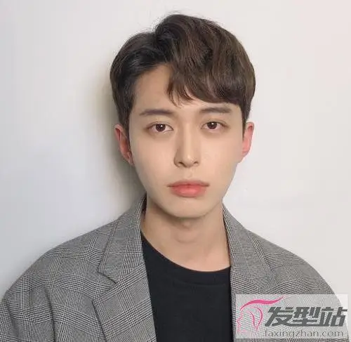 最时尚男生侧分刘海发型 帅气型男魅力百分百_发型站_最新流行发型