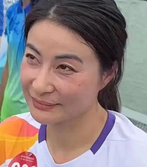 最近,一组曝光郭晶晶出席晚宴的照片在网上热传.