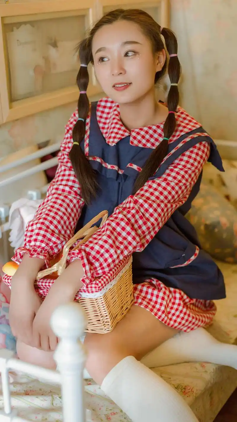 日系清纯美女双马尾居家写真手机壁纸