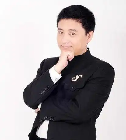 原创46岁名嘴周炜近况曝光满头白发太显老娇妻结婚多年从不做饭