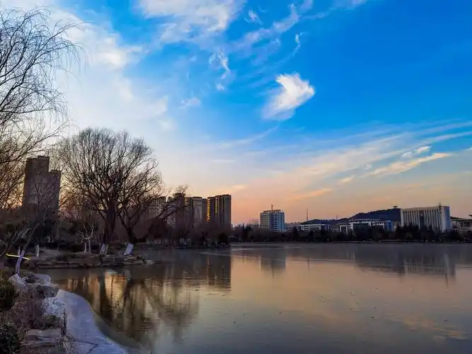 暮色下的凤鸣湖