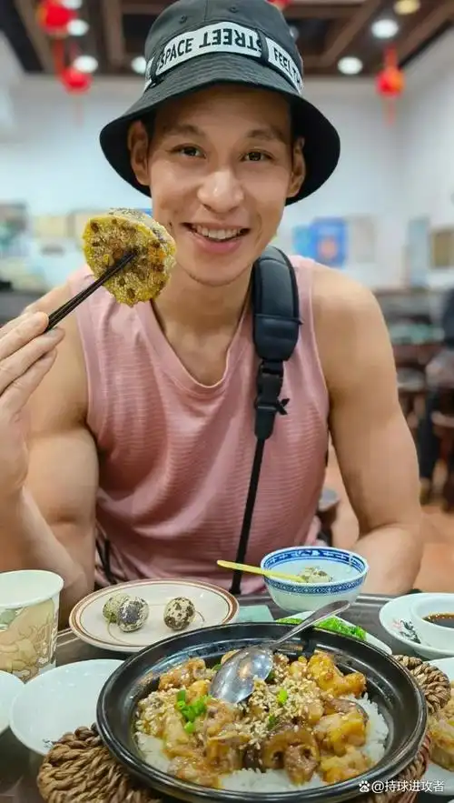 照片中基本都是林书豪的自拍和街拍,林书豪在配文中写道:"逛吃玩拍!