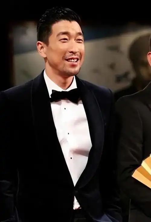 著名演员王千源:娶圈外老婆,从无到有,如今一家三口幸福美满