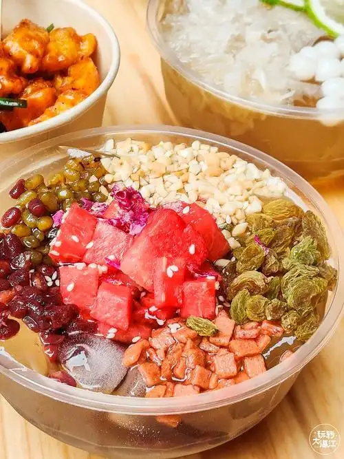 招牌玫瑰水果冰粉熬制的玫瑰红糖飘着阵阵清香,吃之前要先拌匀,糯糯的