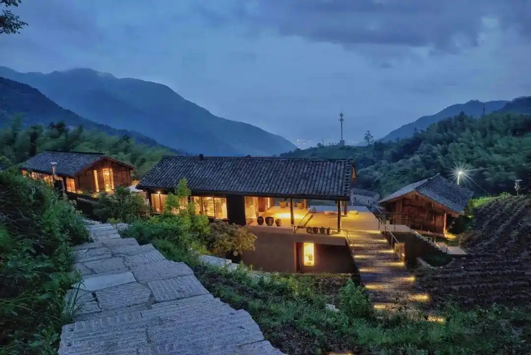 狂狼狂狼藏在800米处云中的民宿在zui后秘境更有高空无边泳池