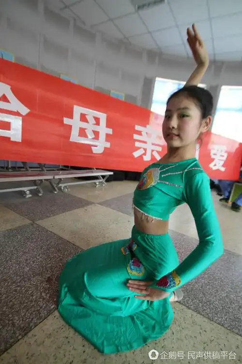 再回眸:山东十三岁女生自编舞蹈献天下母亲