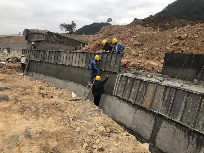 图6.挡土墙钢模安装