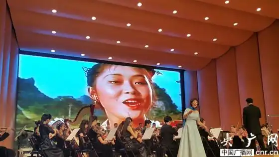 著名女高音歌唱家,长影乐团老演员李秀文一曲《在金色的沙漠上》,将