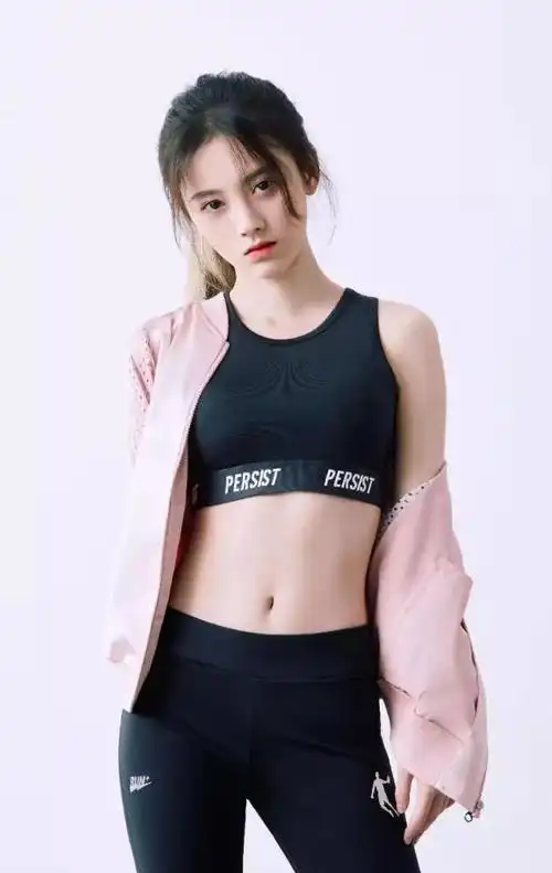 时尚探究社鞠婧祎的棱角腰有谁顶得住穿10厘米上衣扭动时全场沸腾