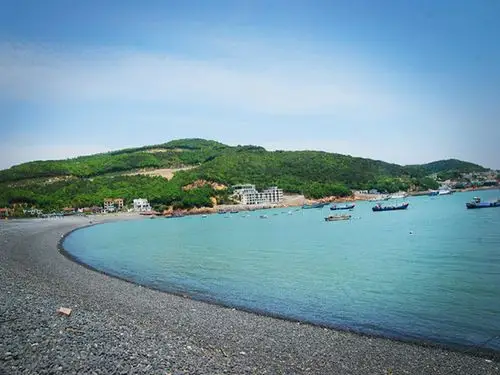 乌石塘40元/人 乌石塘在朱家尖岛中心镇大洞岙东的樟州湾西岸,南岸,环