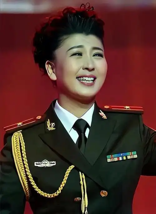 2007年,闫学晶被特招入伍,现在仍然是现役军人,虽然文职人员没有军衔