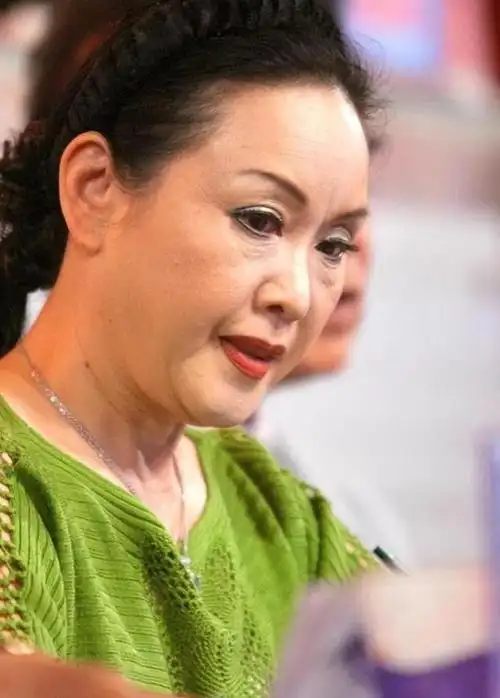 隐瞒了我们62年摘假发卸掉浓妆78岁高龄的李谷一原来长这样