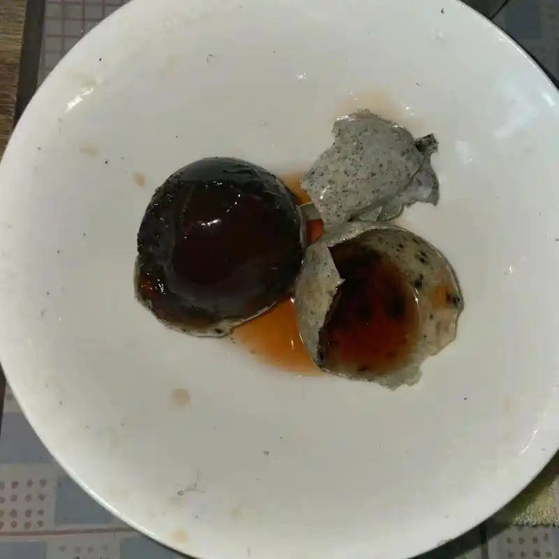 皮蛋坏了的样子图片 皮蛋美味又独特🤗 是北方的特有食物😍 因为