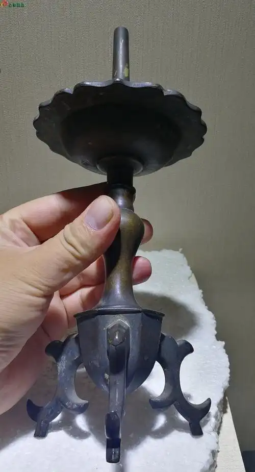 查看8 | 回复 0[欣赏] 一对年份不错的老铜蜡台