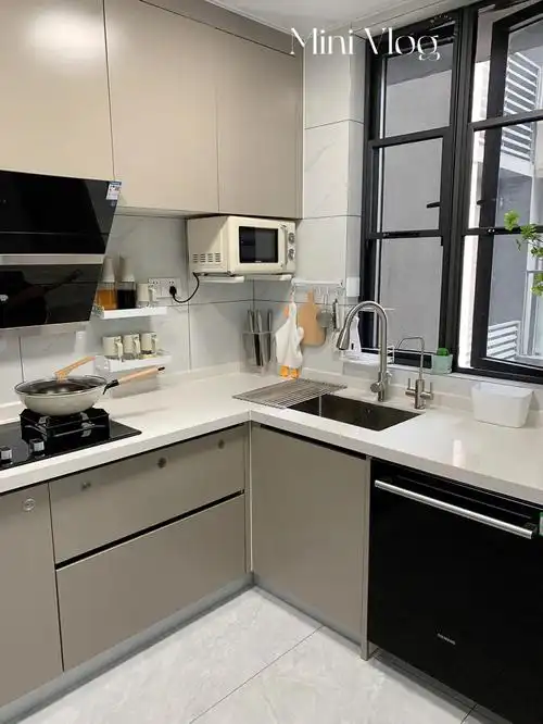 橱柜设计简约风格,这个颜色耐看,比较耐脏防油烟又好清洁卫生.