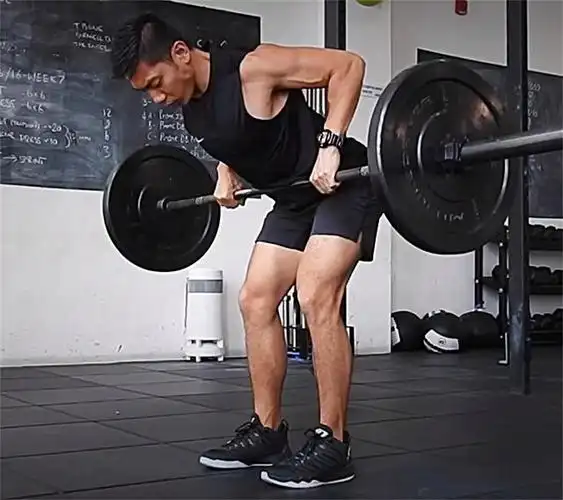 杠铃划船是一个高效的练背动作