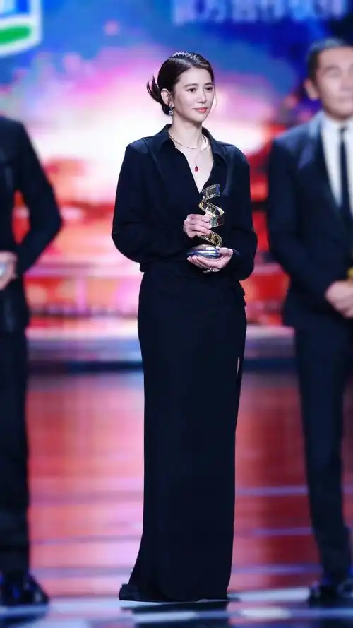 袁咏仪身着一袭valentino……_高清图集_新浪网