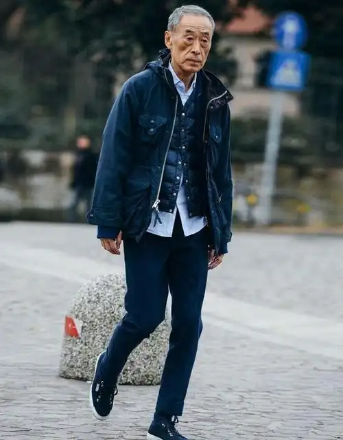 撞脸张艺谋?这位日本最低调时髦的大叔,颜值一般,穿搭却很有型