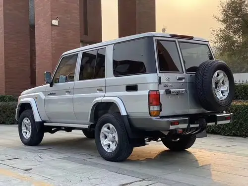 丰田陆地巡洋舰lc76越野车