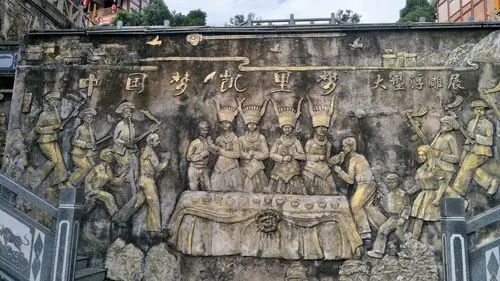 民族歌舞的浮雕栩栩如生.