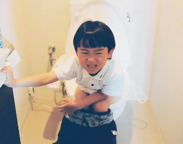 他拉屎的样子全被父亲拍了下来