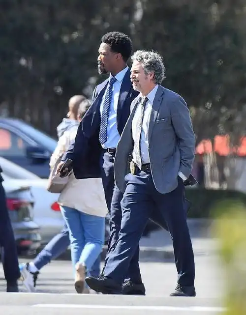 巴特·雷顿执导的亚马逊新片《罪犯101》la片场照:主演马克·鲁弗洛与