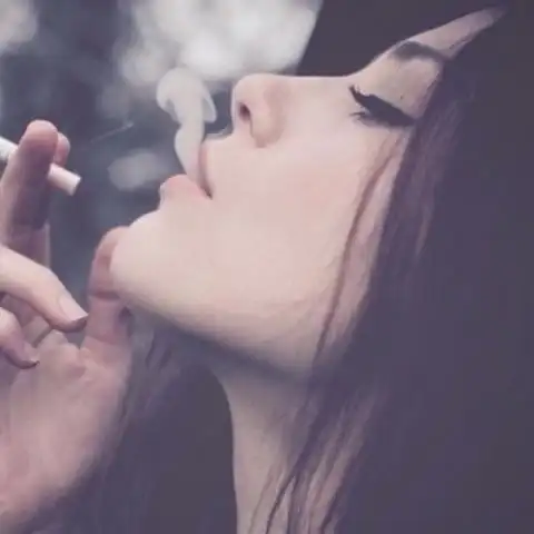 吸烟女生快手头像霸气我有你不懂的执着