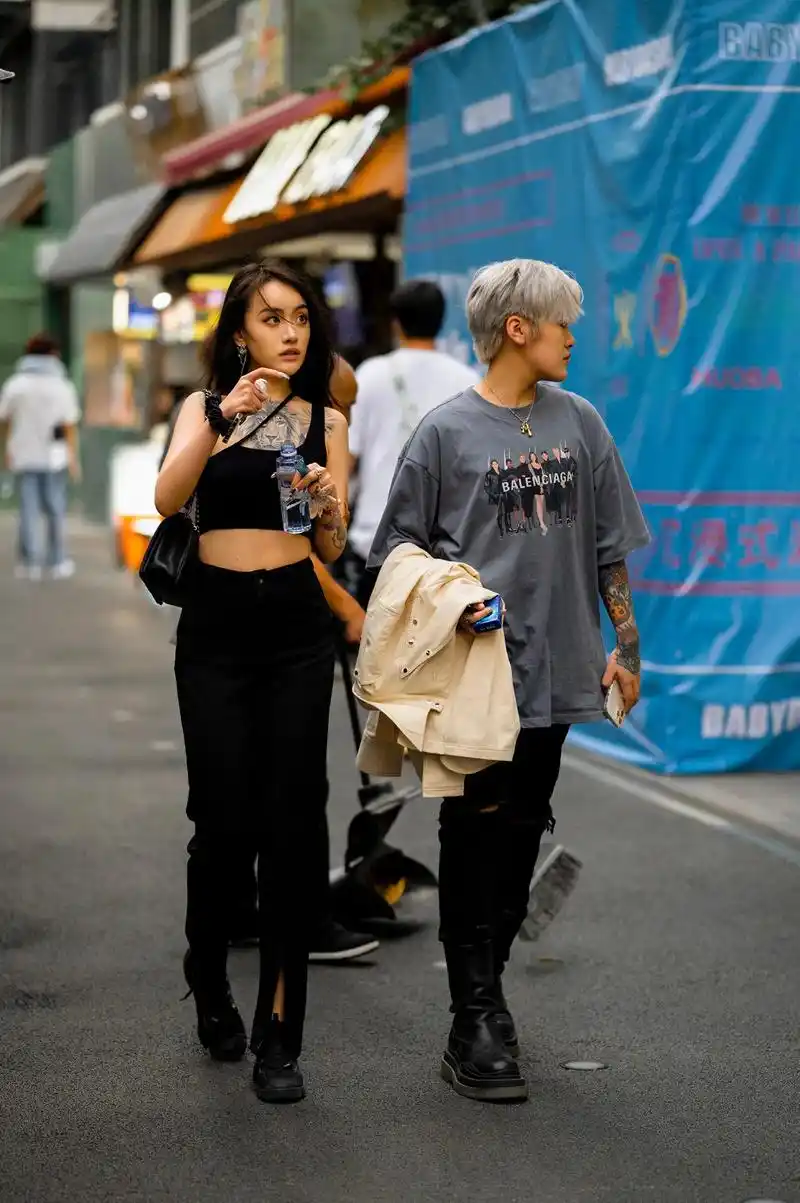 成都街拍.高温下的街头潮人#成都街拍 #摄影 #高级感 #每 - 抖音