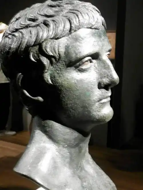 尼禄是罗马帝国朱利亚·克劳狄王朝的最后一任皇帝,也是古罗马黄金