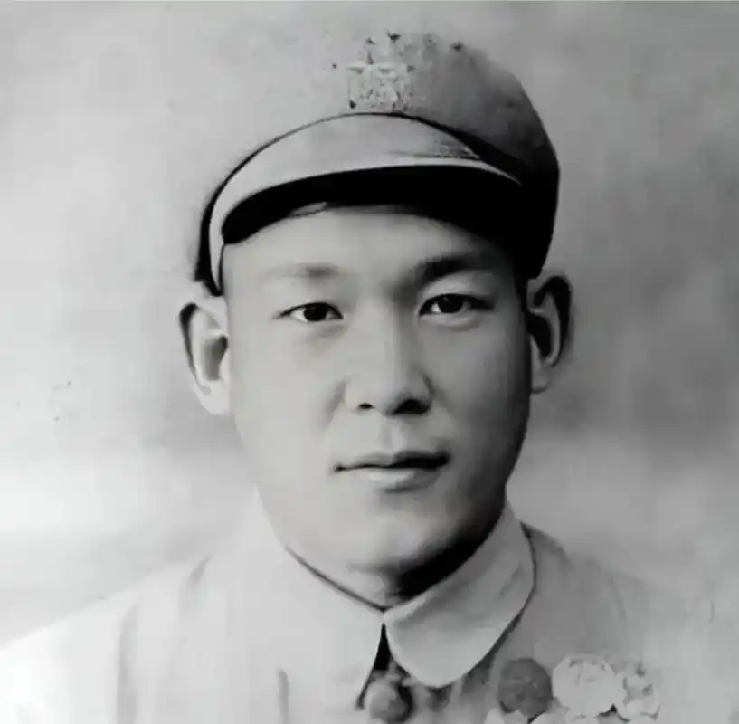 崔建国是一名抗美援朝的一等战斗英雄,他从小就有着参军报国的志向