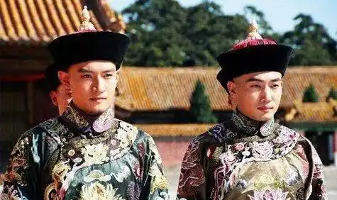 十五阿哥永琰和十七阿哥永璘都是令妃的孩子,因为母亲的荣宠,所以他们