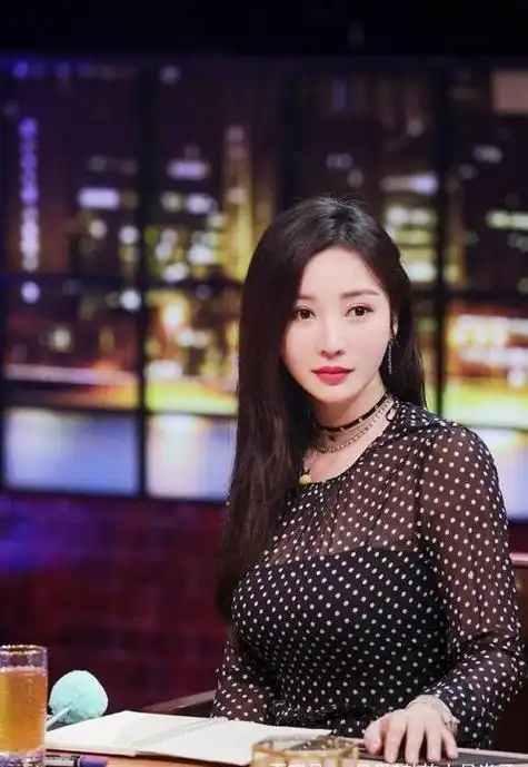 柳岩也是不老女神穿吊带裙优雅性感43岁也有少女身材