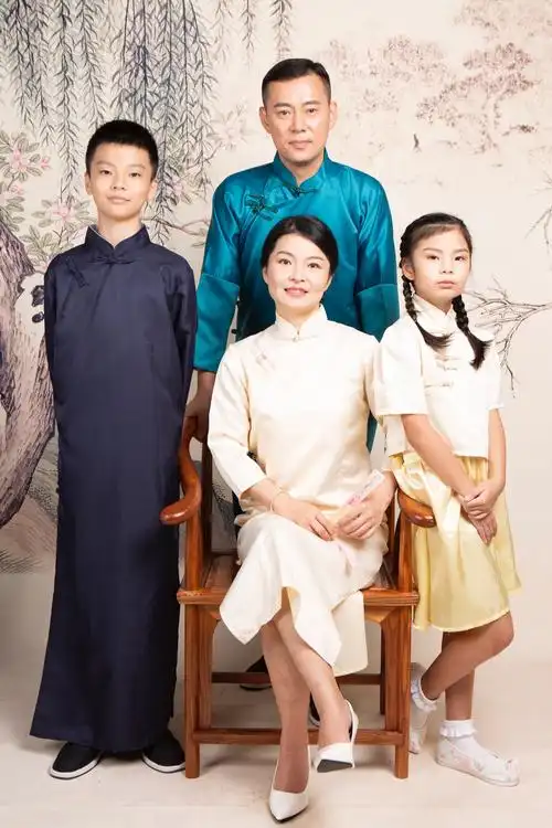 温馨有爱的一家四口人