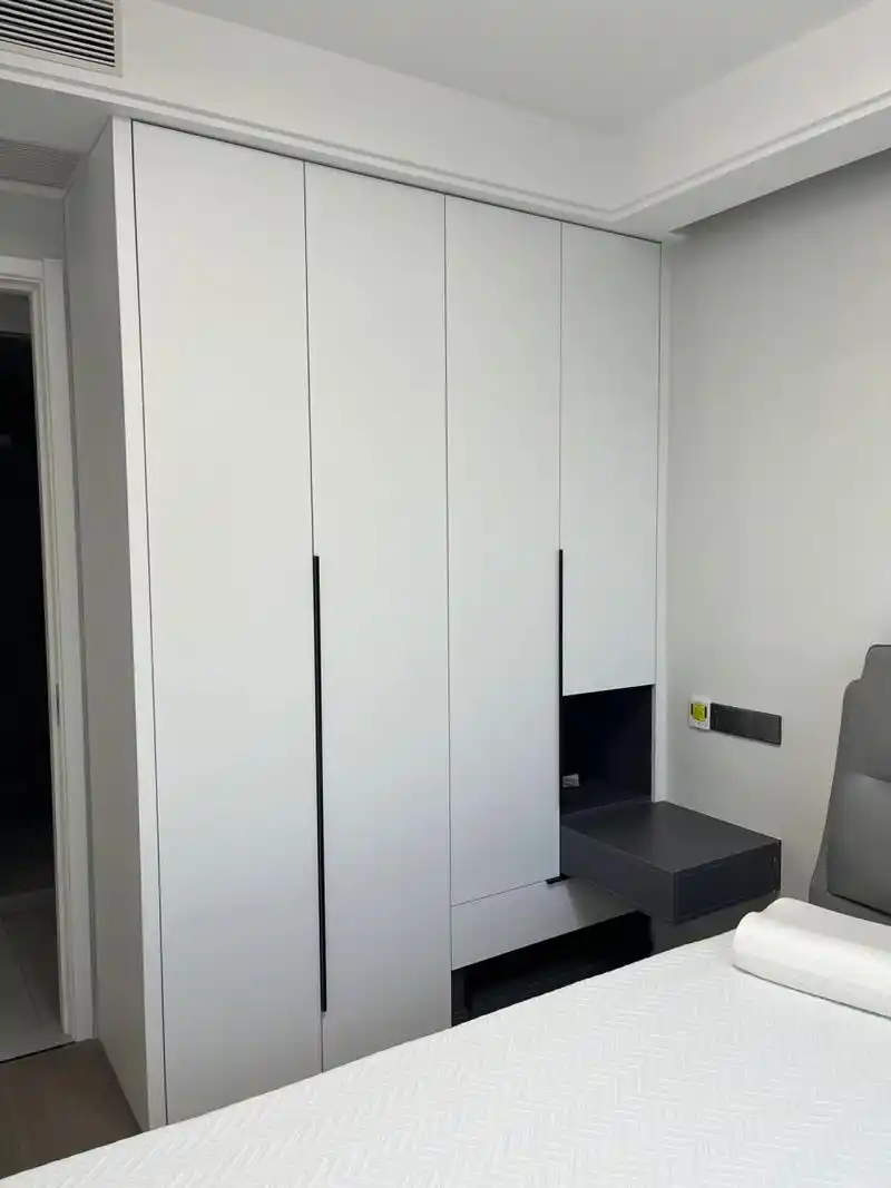 冰山白肤感柜门,把膜全撕了,墙壁做的烟灰色艺术漆,好看多了,图片是开