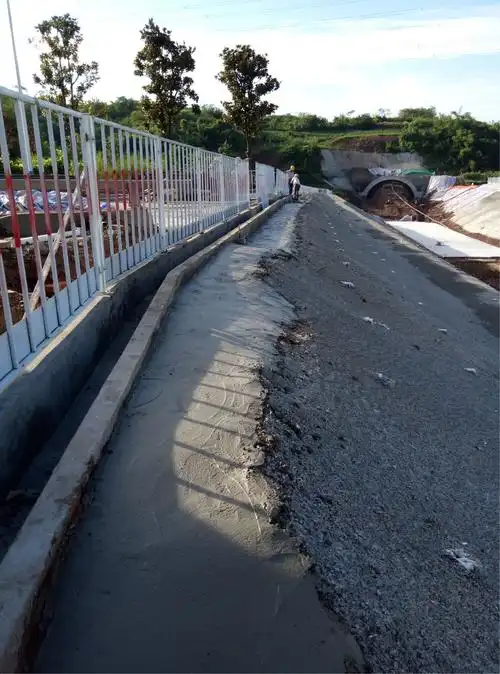 思源车站主要工作:挖边坡截水沟完成100%,围挡封闭施工完成100%,岩质