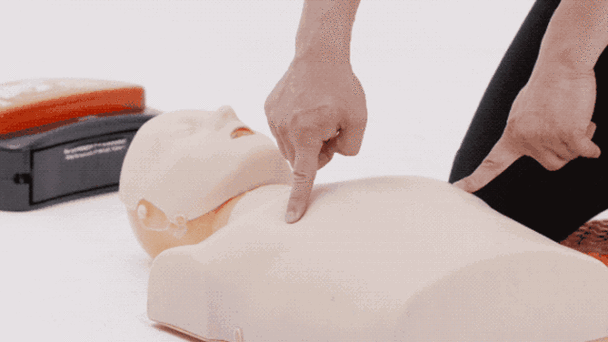 如果患者无呼吸或仅为濒死叹息,这时才能进行心肺复苏