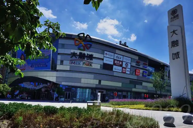 新开业的上海静安大融城位于沪太路晋城路,拍了一组以弧形曲线为主的