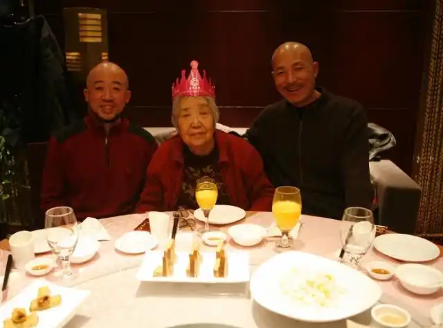 右为清华大学美术学院教授王君瑞,左为老人家学生的学生清华大学美术