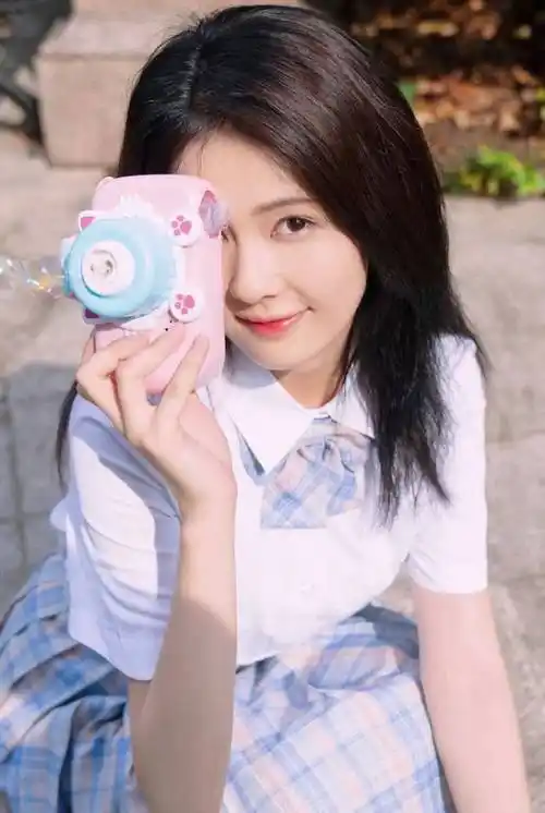 原创白鹿穿jk服尽显清纯可爱当她拿起泡泡机那刻仿佛看到初恋模样