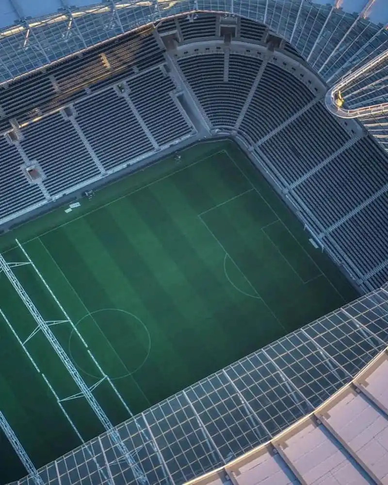 托特纳姆热刺球场是英国第三大的足球场(仅次于温布利与老特拉福德).