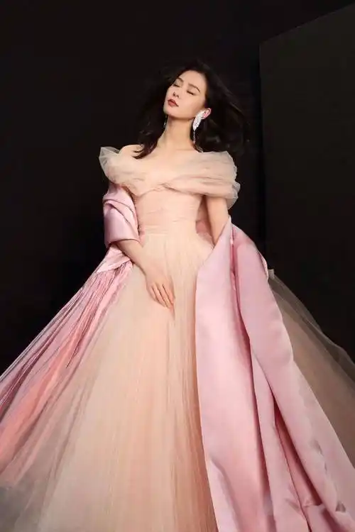 刘诗诗粉色系高定礼服造型大片 秀完美天鹅颈浪漫迷人似公主_valli
