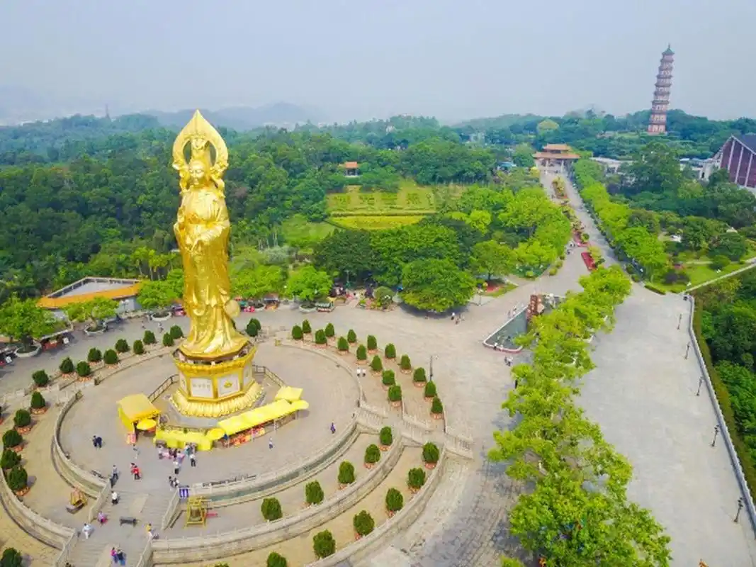 不仅如此,大家现在看到的位于广州莲花山风景区的望海观音,它还是世界