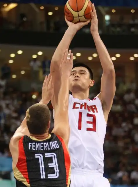 图文:中国男篮晋级八强 姚明再送上2分投篮