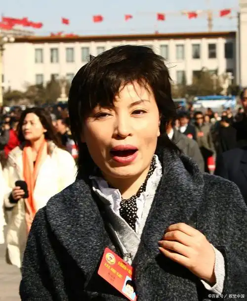 《新闻联播》28年无差错的李瑞英,儿子坠楼后她只留下28字