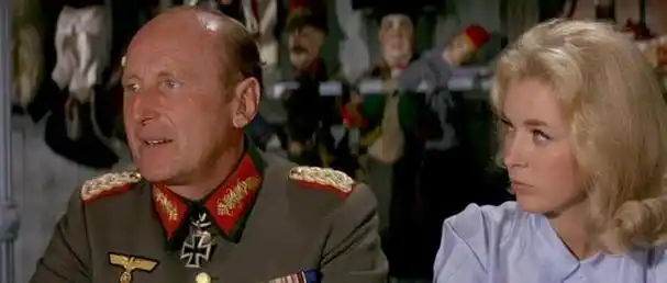 电影虎口脱险法国二战喜剧(最经典《悲惨世界》,《虎口脱险》油漆匠