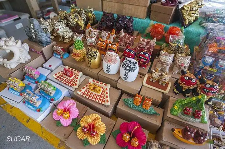 朴实的日本老太太在售卖这些可爱的饰品,石敢当大约在1000日元一对,差