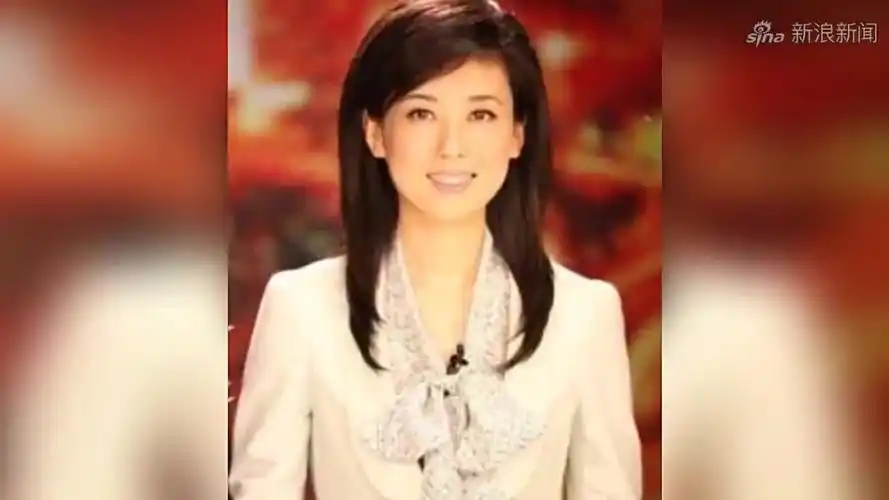 著名主持人李红近照,比董卿还美,嫁大20岁富豪被宠成公主