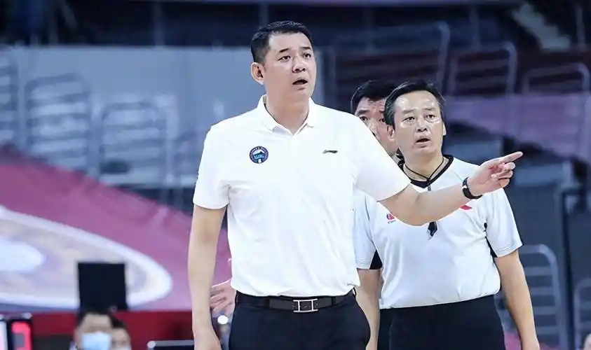 原创何为双标巩晓彬离队的三个原因山东高速男篮已经被迫破例两条